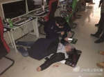 男子网吧连续玩游戏9小时吐血送医：快扶我起来，快赢了 - News.Ycwb.Com