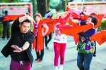 在人民公园，舞蹈老师彭加骏正领着一群中老年女舞者跳舞。 - 新浪广东