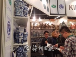 外国客商正在了解大埔陶瓷特色产品。 - Meizhou.Cn