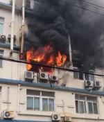 上海一办公楼起大火 被困人员爬墙惊险逃生 - News.Ycwb.Com