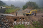 水务工作人员拆除泄洪道上的过道。（张爱飞　摄） - Meizhou.Cn