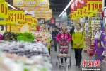 资料图：山西太原，民众在超市选购生活用品。　张云　摄 - News.21cn.Com