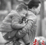 23日下午，佛山禅城区街道上，一小朋友躲在妈妈的背后，避开迎面而来的寒风。南方网全媒体记者 戴嘉信 摄 - 新浪广东