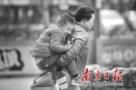 23日下午，佛山禅城区街道上，一小朋友躲在妈妈的背后，避开迎面而来的寒风。南方网全媒体记者 戴嘉信 摄 - 新浪广东