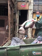 广州阿婆喜欢收藏垃圾 环卫工人一天清理出垃圾12吨 - 新浪广东