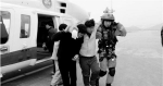 获救船员被扶下直升机。 - News.21cn.Com