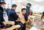梅州疑似精神病男子闯入大学校园闹事 警方成功处置 - 新浪广东