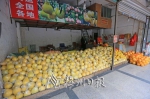 去冬今春的金柚零售，市场反应并不好，有商家表示卖不动并且已经延长了销售期。图为梅城某金柚档口，临近3月了仍在销售。（高讯　摄） - Meizhou.Cn