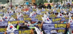 在韩国首尔火车站广场，星州郡民众在集会上高举韩国国旗和反对部署“萨德”系统的标语。新华社记者姚琪琳摄 - News.Ycwb.Com