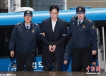 2月22日，韩国三星电子副会长李在镕(中)被押往位于首尔的特检组办公室接受问讯。 - News.Ycwb.Com