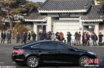 2月3日，媒体记者在韩国总统府青瓦台外等待特别检察组。特检组当天未能进入青瓦台搜查。 - News.Ycwb.Com