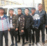 图为：成功解救出黄阳（右四）后，罗爱国（右三）和参与解救行动的学生合影 - Meizhou.Cn