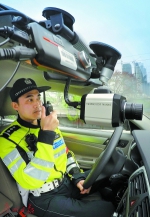 “鹰眼”系统扫描到有违法未处理车辆时通过语音报警提示，操作交警及时通知前方布控交警对车辆进行查处。 - 新浪广东