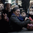 当地时间2016年1月27日，希腊雅典，农民抗议政府养老金体系改革，向民众发放免费果蔬，遭到哄抢。 - News.21cn.Com