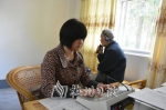 工作人员为澄湖村听障患者验配助听器。 - Meizhou.Cn