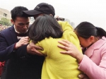 女子8个月大时被拐 30年后与生父相见抱头痛哭(图) - Meizhou.Cn