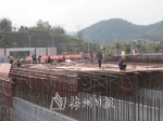 新城水厂建设现场工人们热火朝天地忙碌着。（李玉娇　摄） - Meizhou.Cn