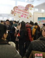 　　资料图：郑州一女生“举马”高调求职，在熙熙攘攘人流中颇为醒目。蔡迅翔 摄 - 新浪广东