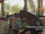 走失儿童被送上警务车。（监控视频截图） - Meizhou.Cn