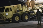 3月6日晚，“萨德”系统部分装备运抵韩国首尔以南约70公里处的美军驻韩国乌山空军基地。新华社 图 - News.21cn.Com