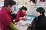 女性就业专场招聘会在市人力资源市场举办,吸引了不少女性求职者前来。(钟小丰　摄) - Meizhou.Cn