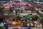 资料图片，市民在菜市选购新鲜蔬菜。 中新社记者 胡雁 摄 - News.21cn.Com
