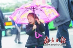 9日，深圳火车站广场，一名小朋友被风吹得睁不开眼。据气象部门发布消息，深圳将迎潮湿天气，可能会有轻微回南现象。南方日报记者 朱洪波 摄 - 新浪广东