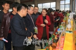与会人员参观农商品展示。（本栏图片均为高讯摄） - Meizhou.Cn