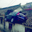黑色SUV开上了村民家屋顶 网络图片 - 新浪广东