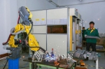 泰昌电声厂房内自动焊接机器人代替人工工作，效率大幅提高。（吴腾江　摄） - Meizhou.Cn