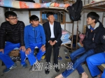 李应聪（左三）到学生宿舍与学生交流。（高讯　摄） - Meizhou.Cn