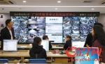 广州市招生办公室的工作人员密切关注考场情况 - News.Ycwb.Com