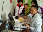 医生在为患儿做相关检查以确定病情。（严海苑　摄） - Meizhou.Cn