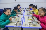 中午放学后，学生们在某午托机构内吃午餐。 - Meizhou.Cn