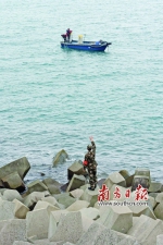 经常有渔民在离海岛50米内下网捕鱼，边防官兵站在礁石上对他们喊话进行劝离。 - 新浪广东
