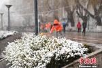 图为12日下午的兰州黄河风情线上，大雪纷飞中游人不绝。　杨艳敏 摄 - News.21cn.Com