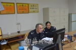 李国强（左）与同事查找资料分析案情。 - Meizhou.Cn