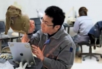 2月20日，雕刻师正在制作头部的原型 - Meizhou.Cn
