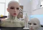 工厂研发的第一代智能语音硅胶娃娃的头部 - Meizhou.Cn