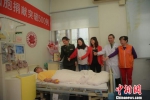 邓松生在广州医院造血干细胞采集室捐献造血干细胞 蔡敏婕 摄 - 中国新闻社广东分社主办