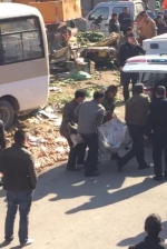 山东青州中巴车冲入集市4死19伤 初判因司机失误 - Meizhou.Cn