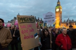 英国最早14日启动“脱欧” 民众聚集示威抗议 - News.Ycwb.Com