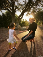 章子怡与女儿在路边玩耍 发文：即使捡个石子都是那么快乐 - 广东大洋网