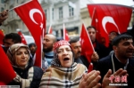 当地时间3月12日，在荷兰驻伊斯坦布尔领事馆举行的抗议活动中，人们高呼口号。 - News.Ycwb.Com