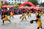 精彩表演吸引众多市民观看 - Meizhou.Cn