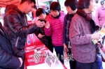 卫计局工作人员向市民展示如何分辨真假药材 - Meizhou.Cn
