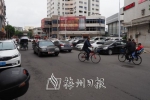 没有停车线，路两边停满车，交通经常堵塞。(罗诚浩　摄) - Meizhou.Cn