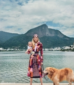 巴西超模卡罗琳与萌娃出镜度假大片阳光温馨 - Southcn.Com