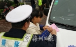不少市民轻微交通违法吃另类罚单。（李盛华　摄） - Meizhou.Cn