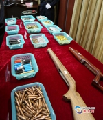 17日，潮州市公安局展示缴获的各类枪支配件及子弹等。 - 新浪广东